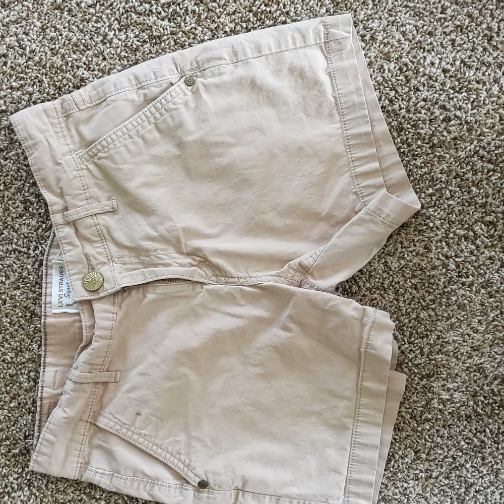 Modest Tan/Khaki shorts